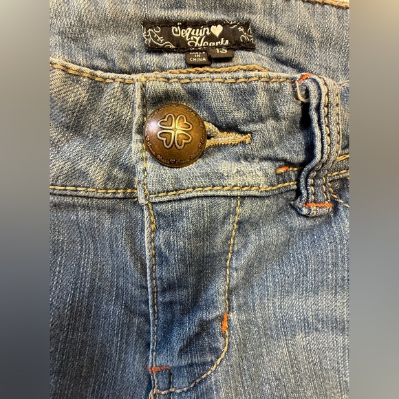 Sequin Hearts Women's Medium Blue Lightly Distressed, Cuffed Mid-Rise Capris. - Picture 3 of 3